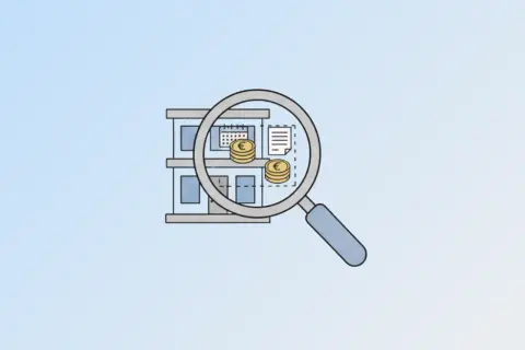 Loupe examinant un bâtiment, symbolisant le bareme URSSAF avantage en nature logement, avec des pièces et un document.