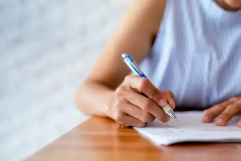 Main tenant signe un document pour ajouter une personne sur un bail social.