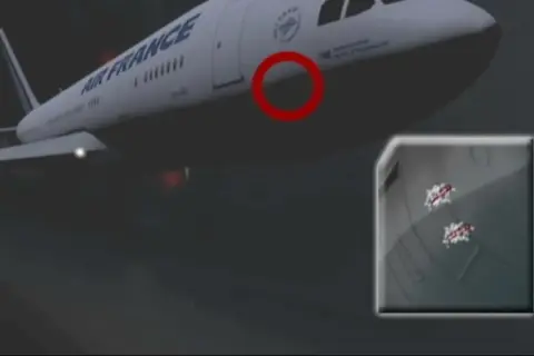 Gros plan sur un avion Air France, une zone est encerclée en rouge. Une image incrustée montre deux impacts sur la carlingue, suggérant un vol peine.
