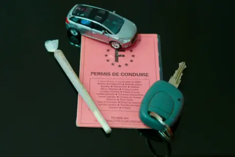 Permis de conduire, clés de voiture et joint. Une combinaison dangereuse qui mène à l'avocat alcool au volant.