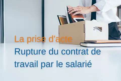 Une personne range ses affaires dans un carton, symbolisant la prise d'acte et la rupture du contrat de travail.
