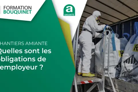 Travailleur en combinaison blanche, masqué, manipulant des sacs étiquetés "amiante". Formation Bouquinet : chantiers amiante, quelles sont les obligations de l'employeur ? J'ai été exposé à l'amiante.