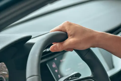 Main tenant la route, le conducteur évite la non dénonciation d'amende.