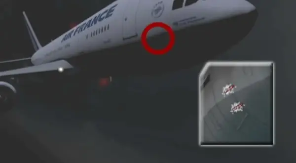 Gros plan sur un avion Air France, une zone est encerclée en rouge. Une image incrustée montre deux impacts sur la carlingue, suggérant un vol peine.