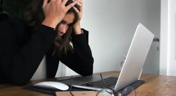 Femme stressée devant son ordinateur, confrontée à un blocage provision sur saisie administrative à tiers détenteur.