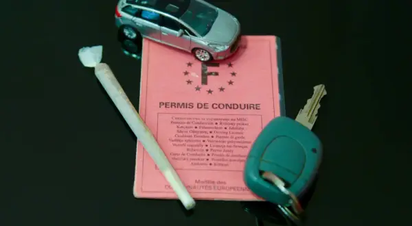 Permis de conduire, clés de voiture et joint. Une combinaison dangereuse qui mène à l'avocat alcool au volant.