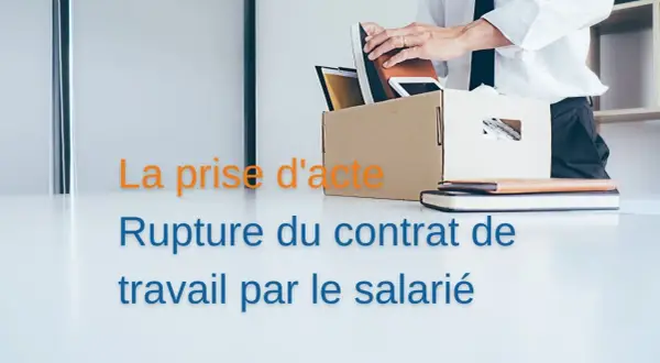 Une personne range ses affaires dans un carton, symbolisant la prise d'acte et la rupture du contrat de travail.