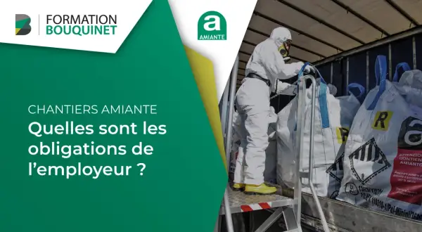 Travailleur en combinaison blanche, masqué, manipulant des sacs étiquetés "amiante". Formation Bouquinet : chantiers amiante, quelles sont les obligations de l'employeur ? J'ai été exposé à l'amiante.